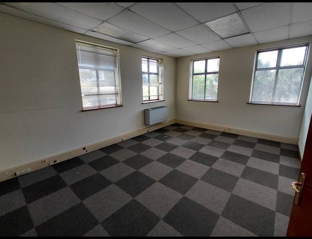 143M² OFFICE TO LET IN LYME PARK